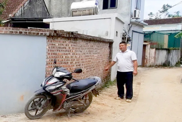 Ông Khuất Như Lai chia sẻ về công tác hòa giải tại thôn Thúy Lai. Ảnh N.M