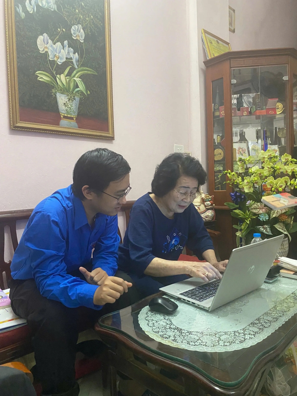 Tuổi trẻ phường Văn Miếu - Quốc Tử Giám hỗ trợ cán bộ cơ sở tiếp cận công nghệ tại nhà. Ảnh H.A Tuổi trẻ phường Văn Miếu - Quốc Tử Giám hỗ trợ cán bộ cơ sở tiếp cận công nghệ tại nhà. Ảnh H.A