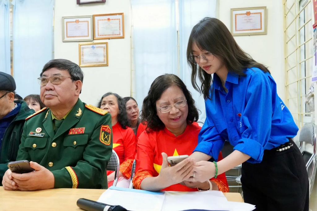 Thanh niên với vai trò cầu nối số, đưa dịch vụ công trực tuyến đến gần người dân. Ảnh V.T Thanh niên với vai trò cầu nối số, đưa dịch vụ công trực tuyến đến gần người dân. Ảnh V.T