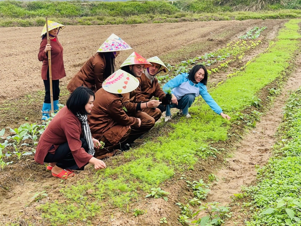 Du khách trải nghiệm du lịch xanh tại xa Đa Phúc. Ảnh PV