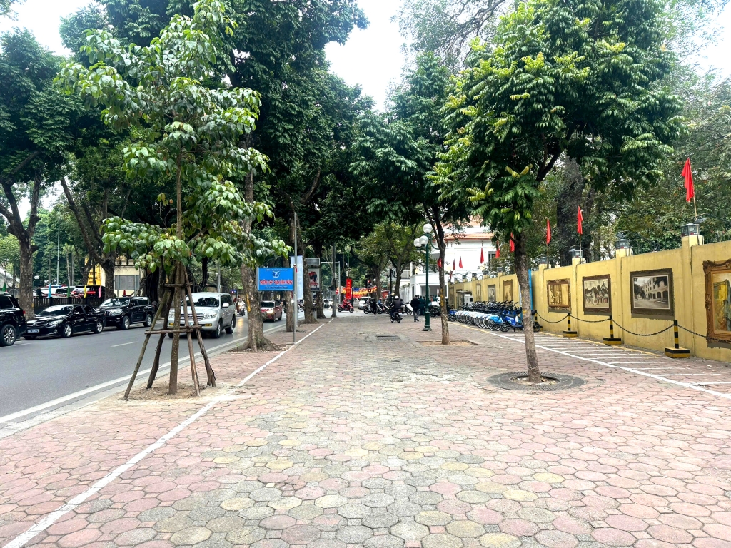 Không còn tình trạng ô tô đỗ sai quy định trên vỉa hè phố Phan Đình Phùng, phường Ba Đình.