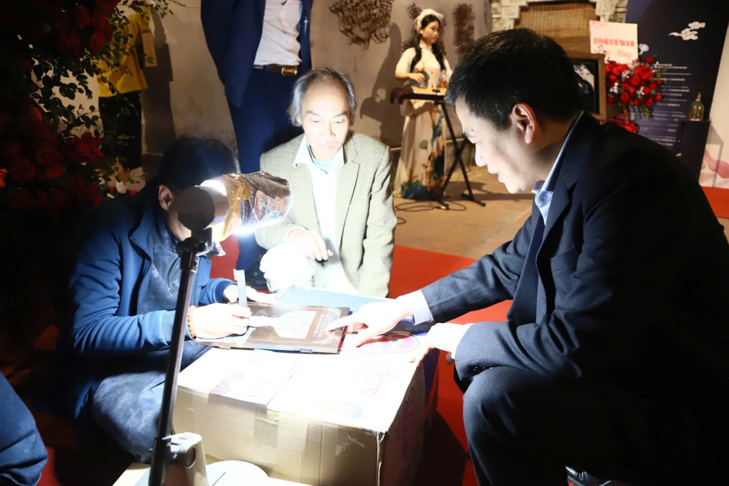 Các nghệ nhân trình diễn kỹ thuật khảm trai trong khuôn viên cụm di tích đình, đền, chùa Vũ Thạch.