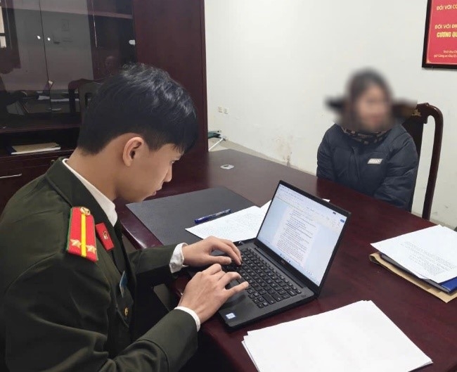 Cơ quan Công an làm việc với trường hợp vi phạm.
