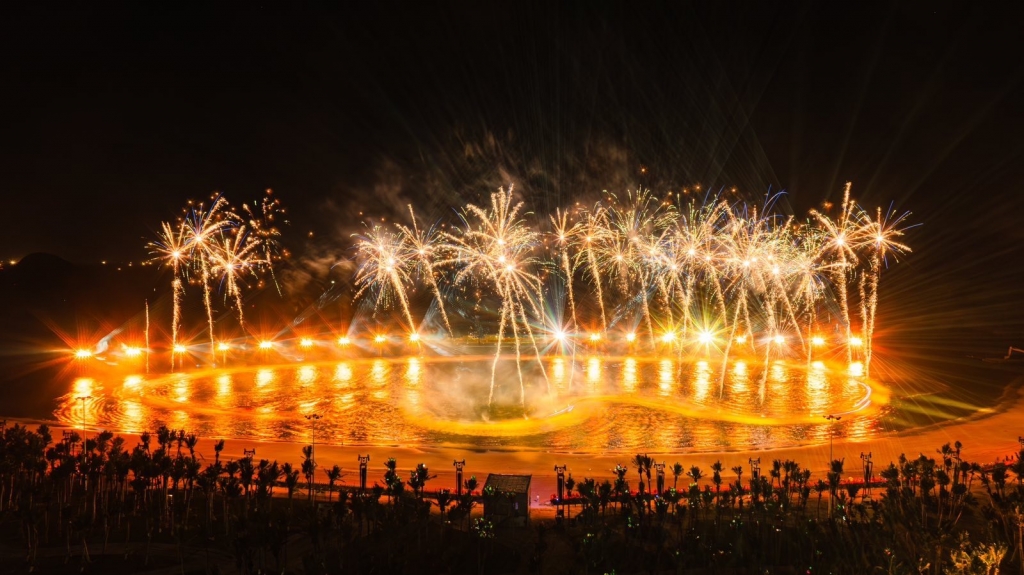   Show diễn pháo hoa đẳng cấp là điểm nhấn thu hút du khách đến với Cát Bà. Ảnh: Ánh Dương. 