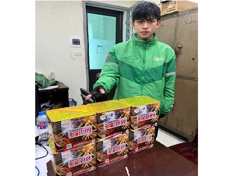 Đối tượng và tang vật bị thu giữ. Ảnh: CQCA