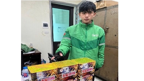 Từ nghi vấn nam thanh niên đi xe máy chở theo 1 bao tải