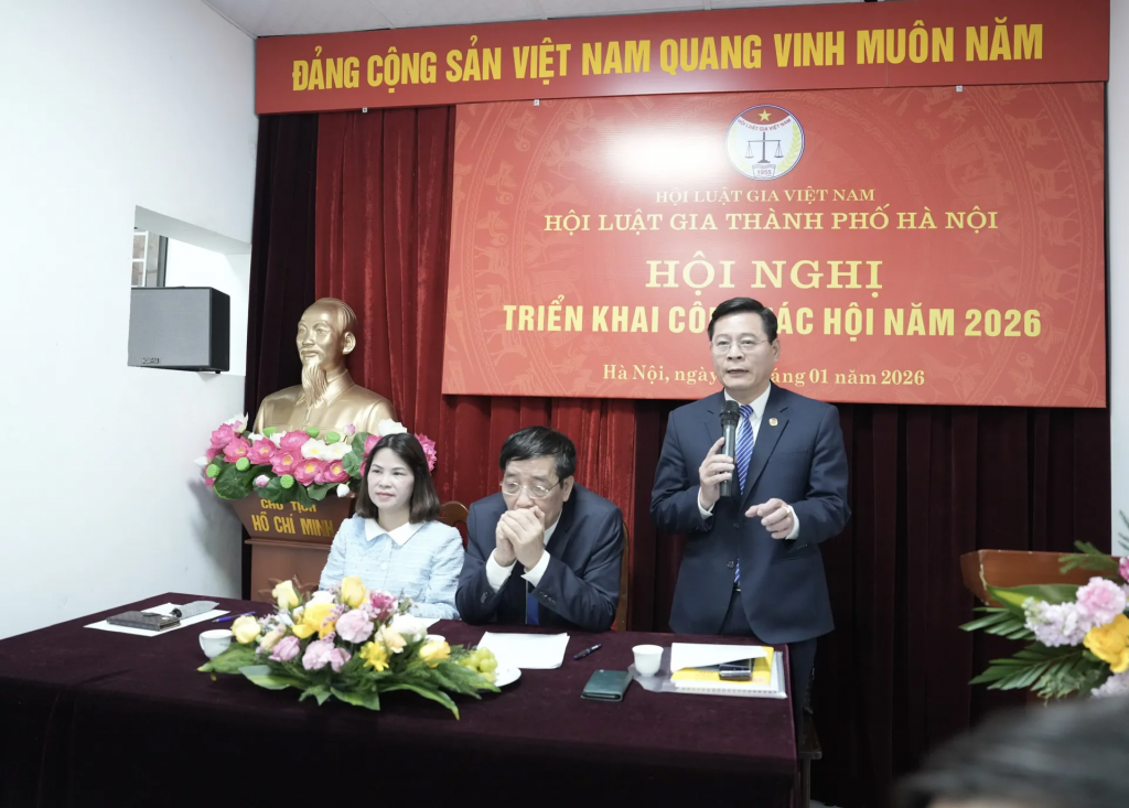 Phó Chủ tịch Hội Luật gia Hà Nội Nguyễn Văn Hà báo cáo kết quả công tác Hội Luật gia năm 2025 và nhiệm vụ trọng tâm năm 2026