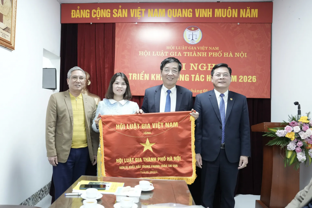 Ông Dương Đình Khuyến - Trưởng Ban Tư vấn pháp luật và Trợ giúp pháp lý (Hội Luật gia Việt Nam) thay mặt lãnh đạo Hội Luật gia Việt Nam trao tặng Cờ thi đua của Hội Luật gia Việt Nam cho Hội Luật gia Hà Nội