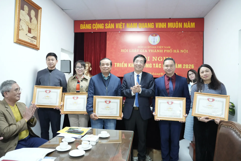 Chủ tịch Hội Luật gia Hà Nội Đào Bá Sơn trao tặng Giấy khen cho các tập thể có thành tích xuất sắc trong hoạt động Hội năm 2025