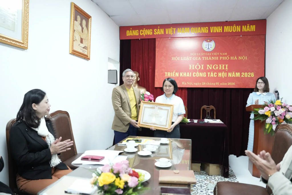 Ông Dương Đình Khuyến - Trưởng Ban Tư vấn pháp luật và Trợ giúp pháp lý (Hội Luật gia Việt Nam) thay mặt lãnh đạo Hội Luật gia Việt Nam trao tặng Bằng khen của Chủ tịch Hội Luật gia Việt Nam cho tập thể Chi hội luật gia Báo Kinh tế & Đô thị