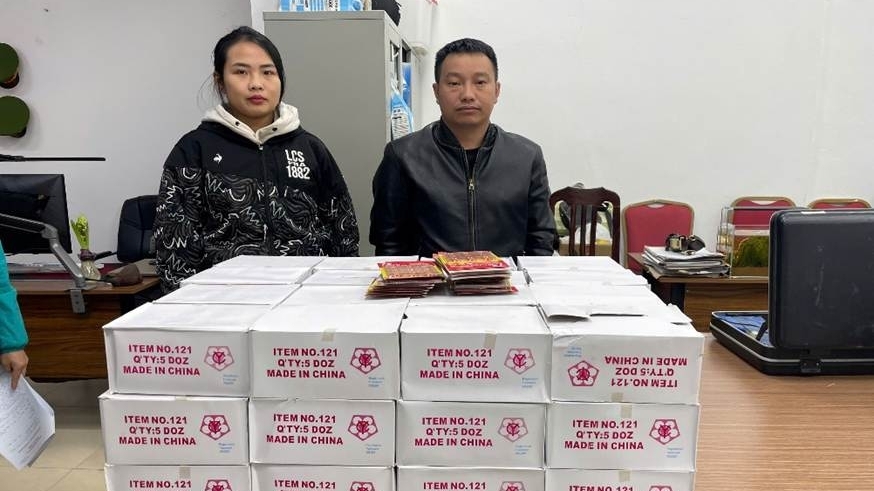 Bắt người phụ nữ có hành vi phạm pháp trên phố Hai Bà Trưng