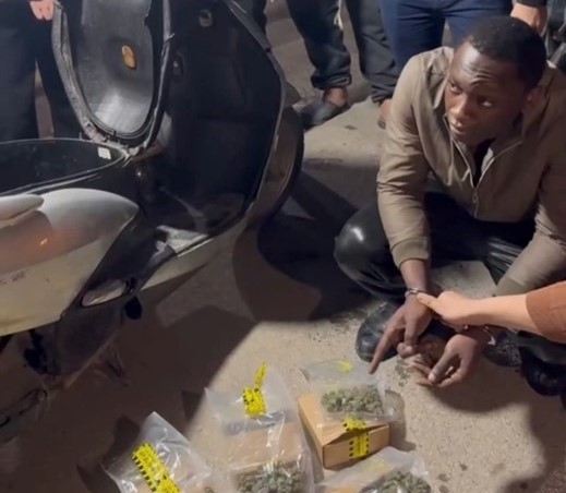 Khởi tố đối tượng người nước ngoài mua bán gần 8 kg cần sa tại Hà Nội Khởi tố đối tượng người nước ngoài mua bán gần 8 kg cần sa tại Hà Nội