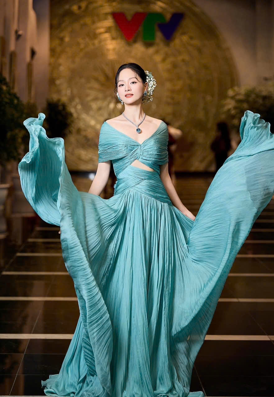 Lan Phương “lên đồng” với vai diễn quái đản trong phim mới