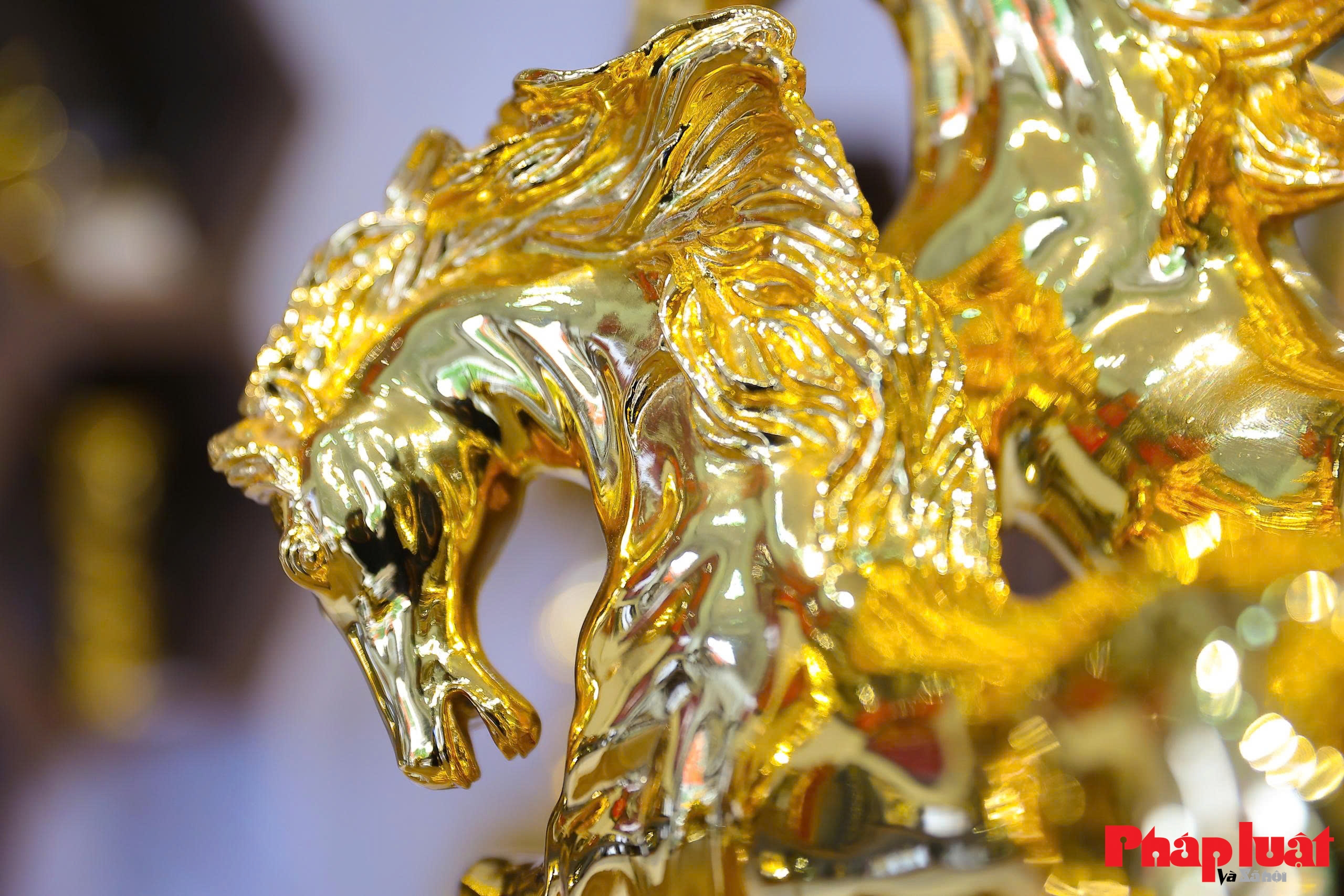 Cận cảnh linh vật ngựa mạ vàng 24K hút khách dịp Tết Bính Ngọ