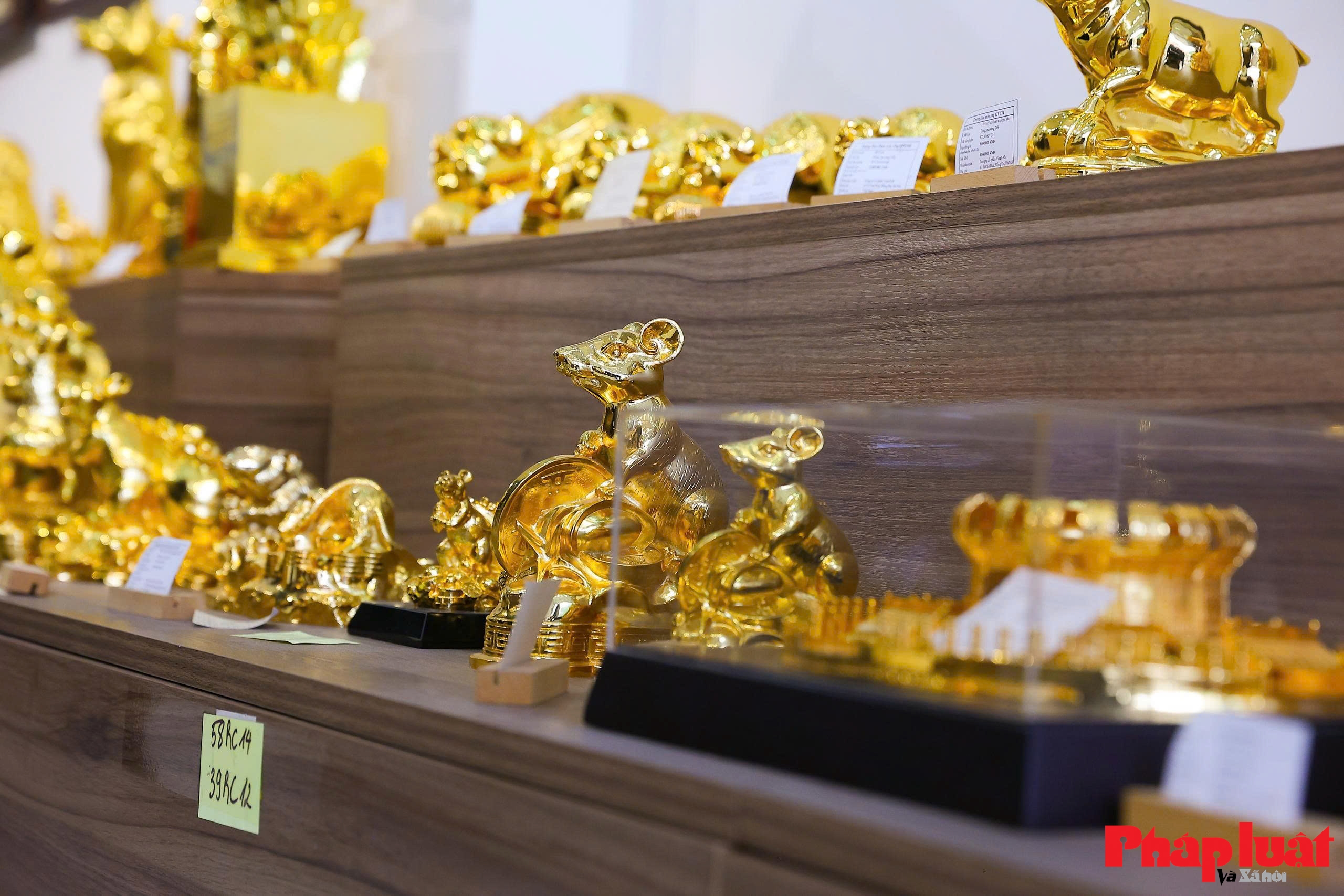 Cận cảnh linh vật ngựa mạ vàng 24K hút khách dịp Tết Bính Ngọ