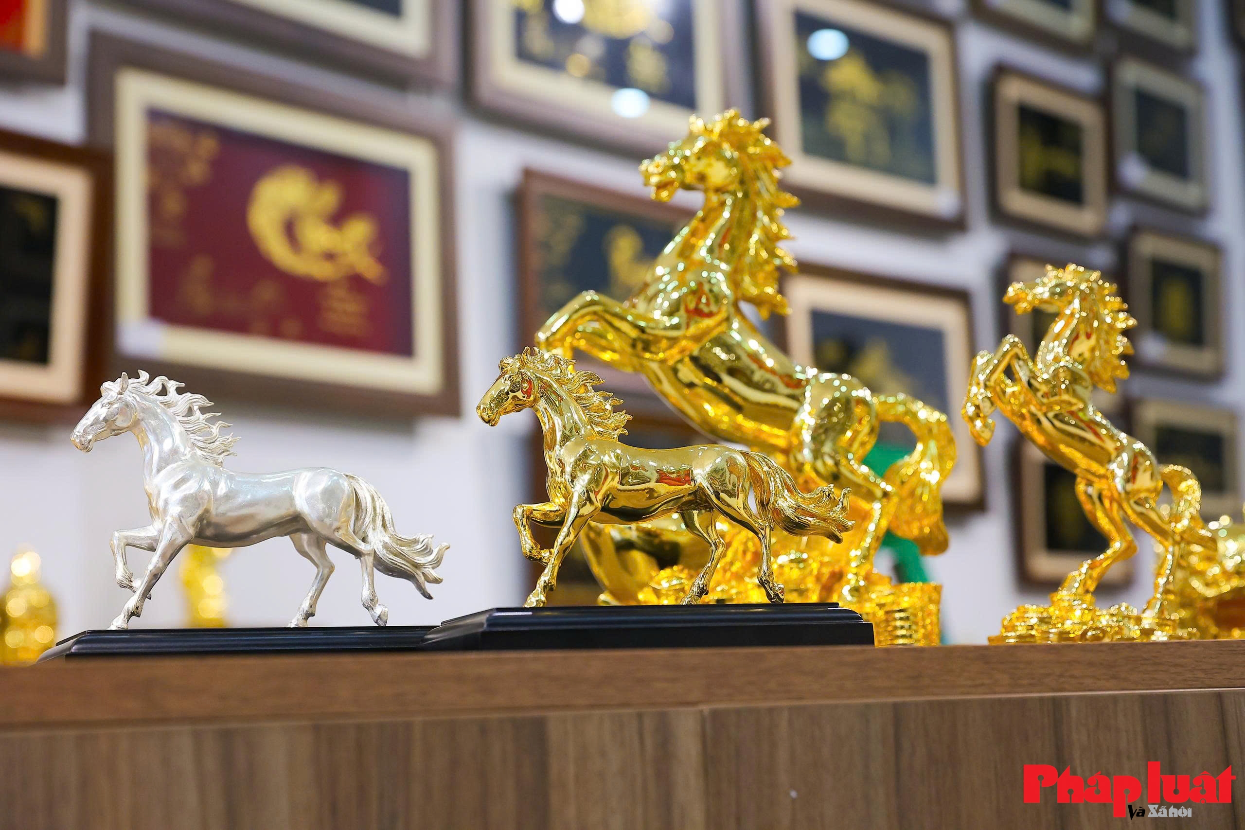 Cận cảnh linh vật ngựa mạ vàng 24K hút khách dịp Tết Bính Ngọ