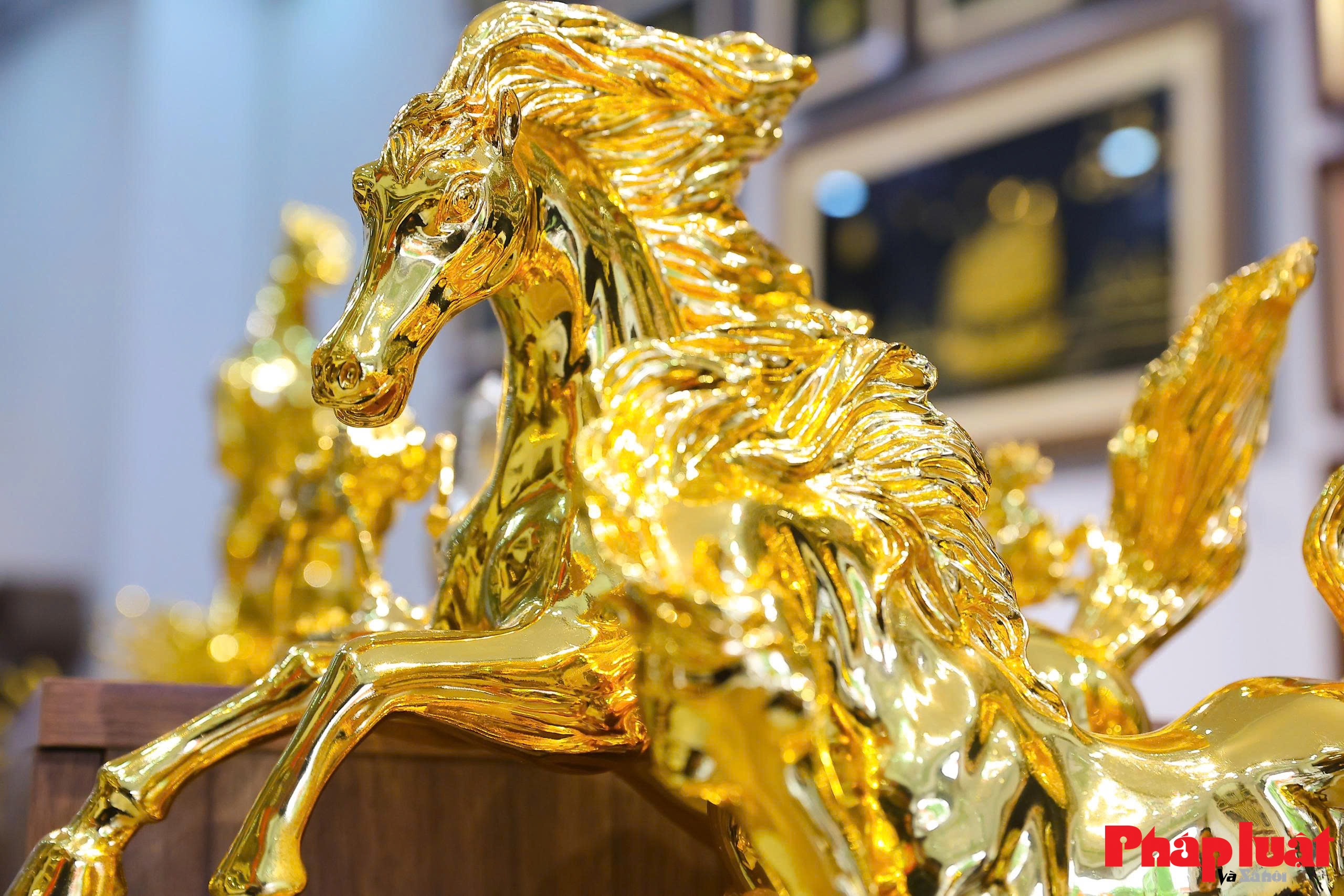 Cận cảnh linh vật ngựa mạ vàng 24K hút khách dịp Tết Bính Ngọ