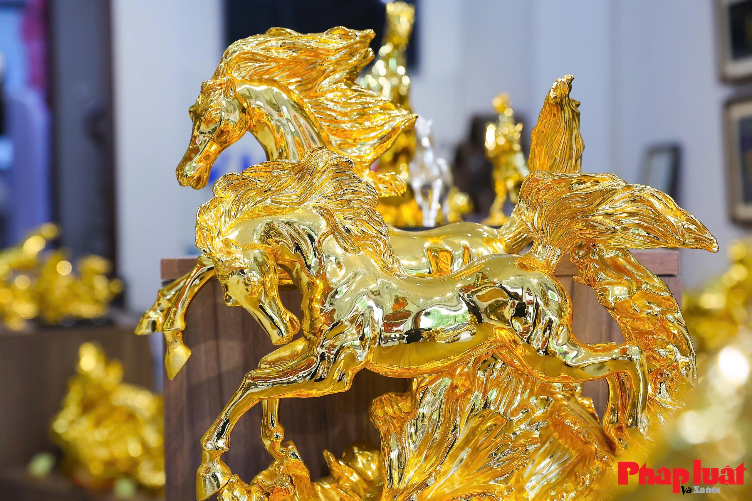Cận cảnh linh vật ngựa mạ vàng 24K hút khách dịp Tết Bính Ngọ