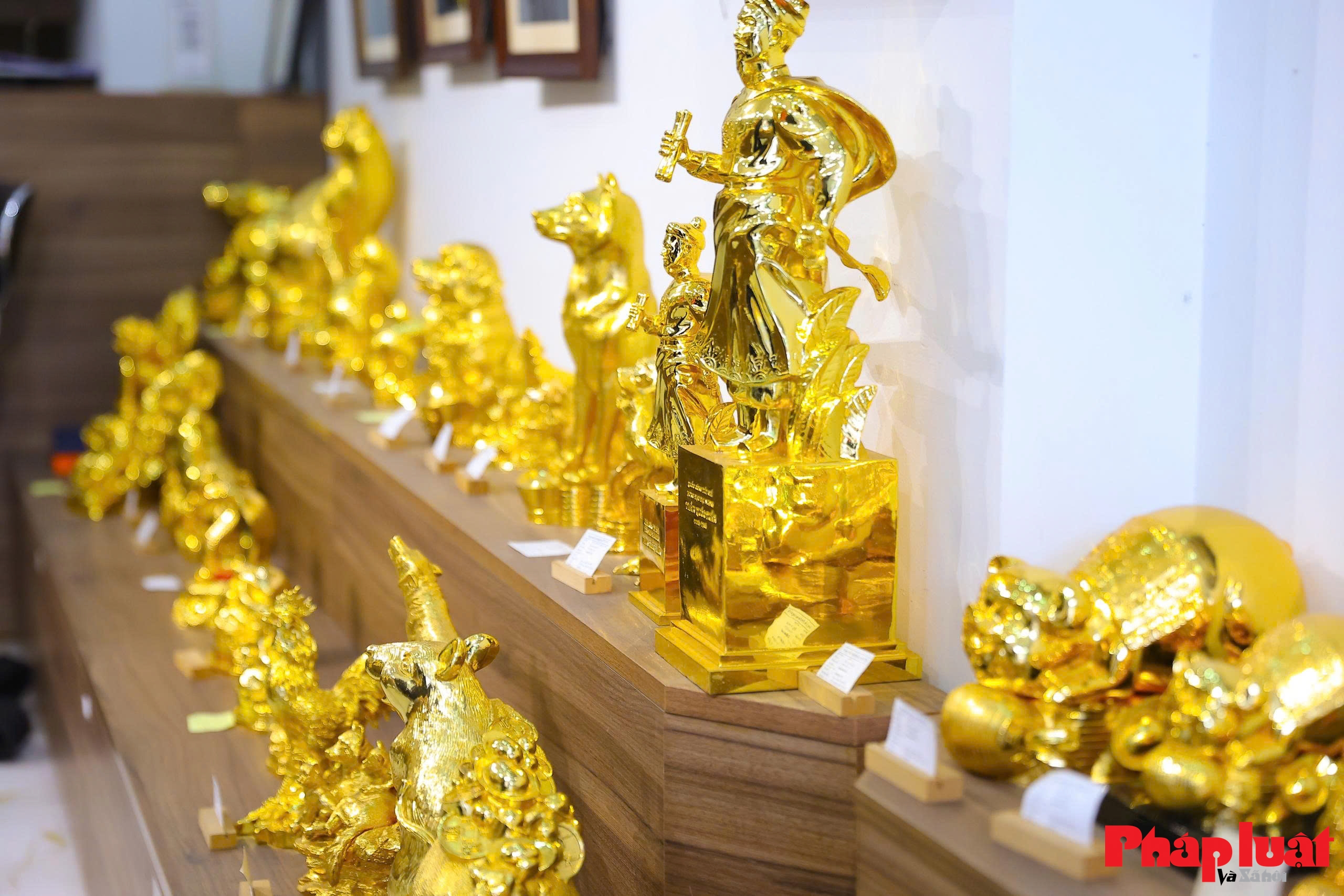 Cận cảnh linh vật ngựa mạ vàng 24K hút khách dịp Tết Bính Ngọ