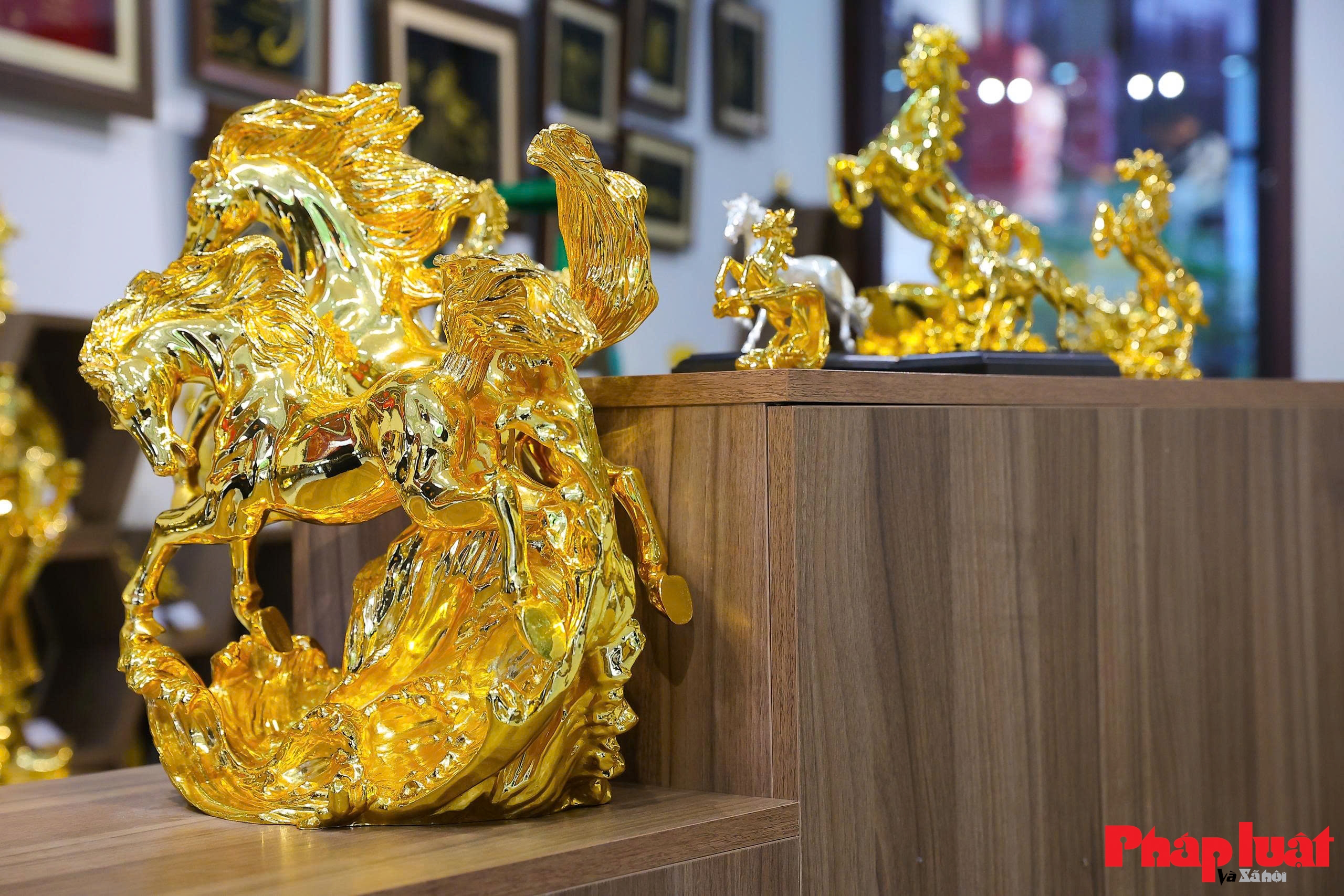 Cận cảnh linh vật ngựa mạ vàng 24K hút khách dịp Tết Bính Ngọ