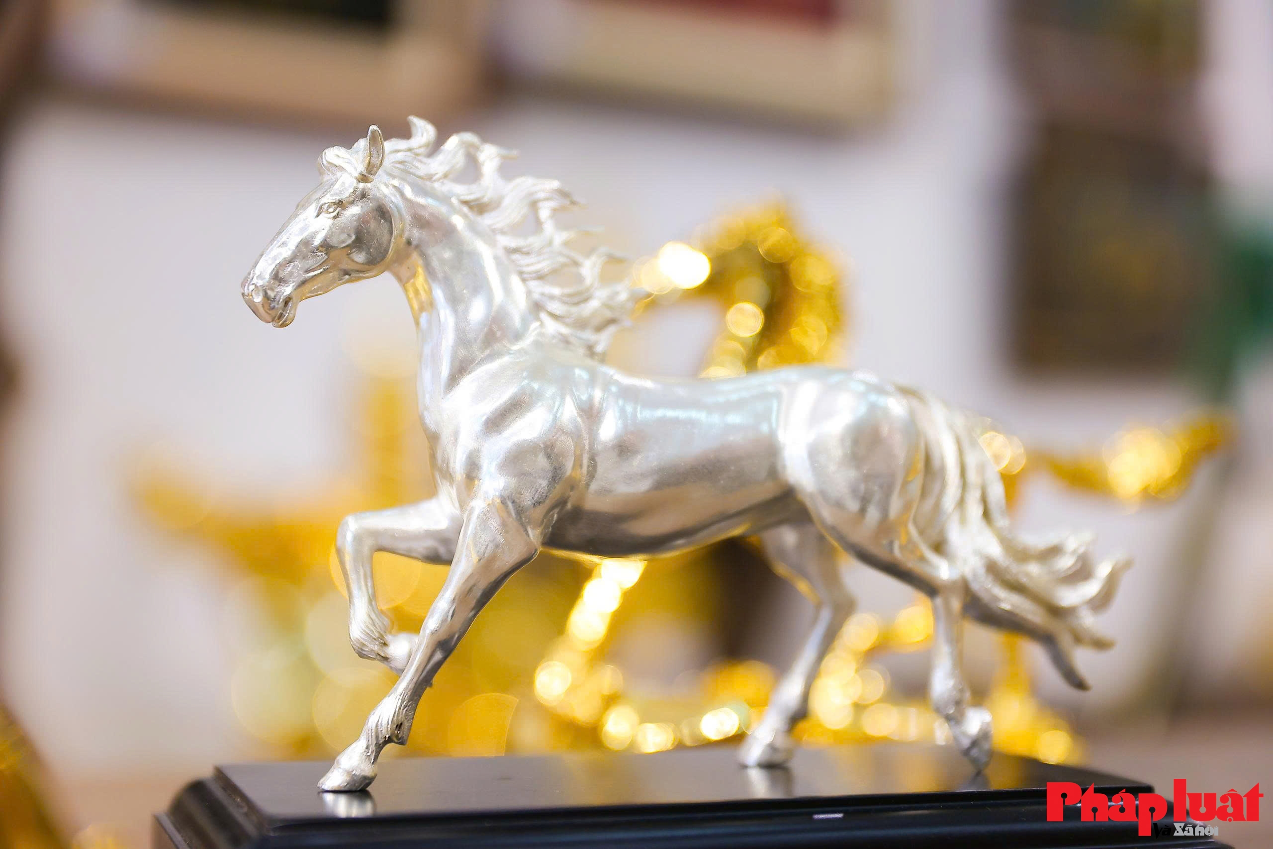 Cận cảnh linh vật ngựa mạ vàng 24K hút khách dịp Tết Bính Ngọ