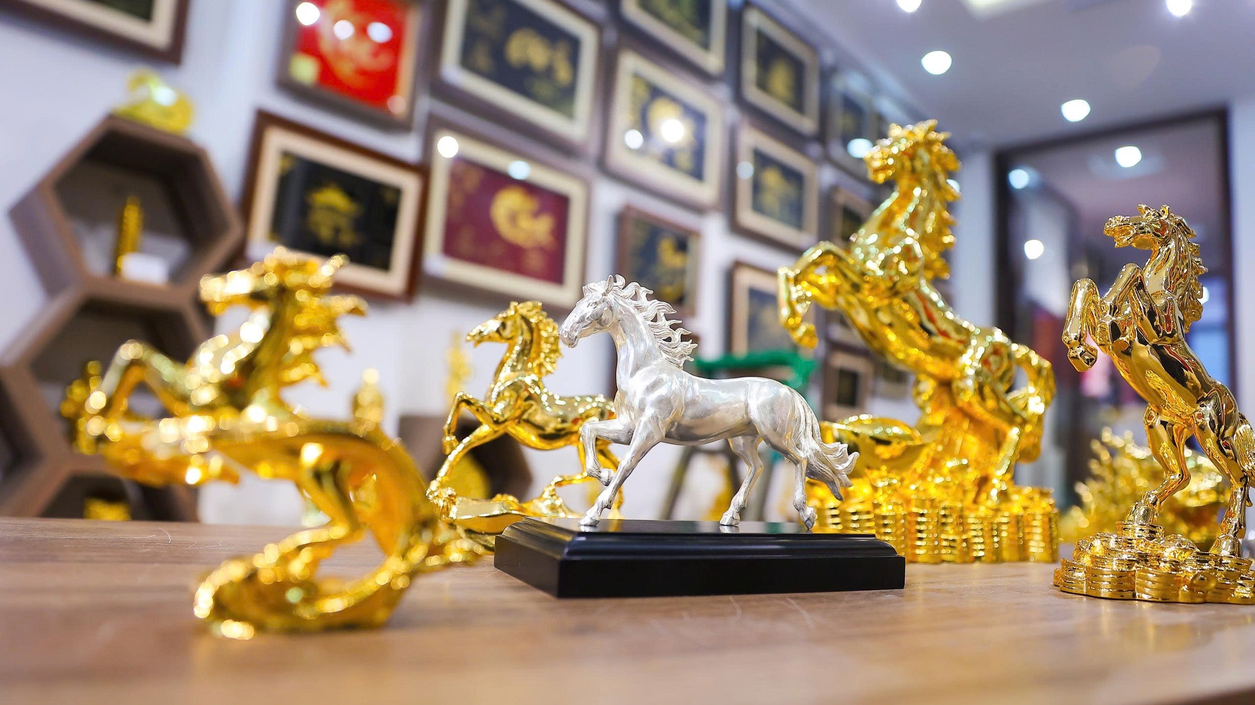 Cận cảnh linh vật ngựa mạ vàng 24K hút khách dịp Tết Bính Ngọ