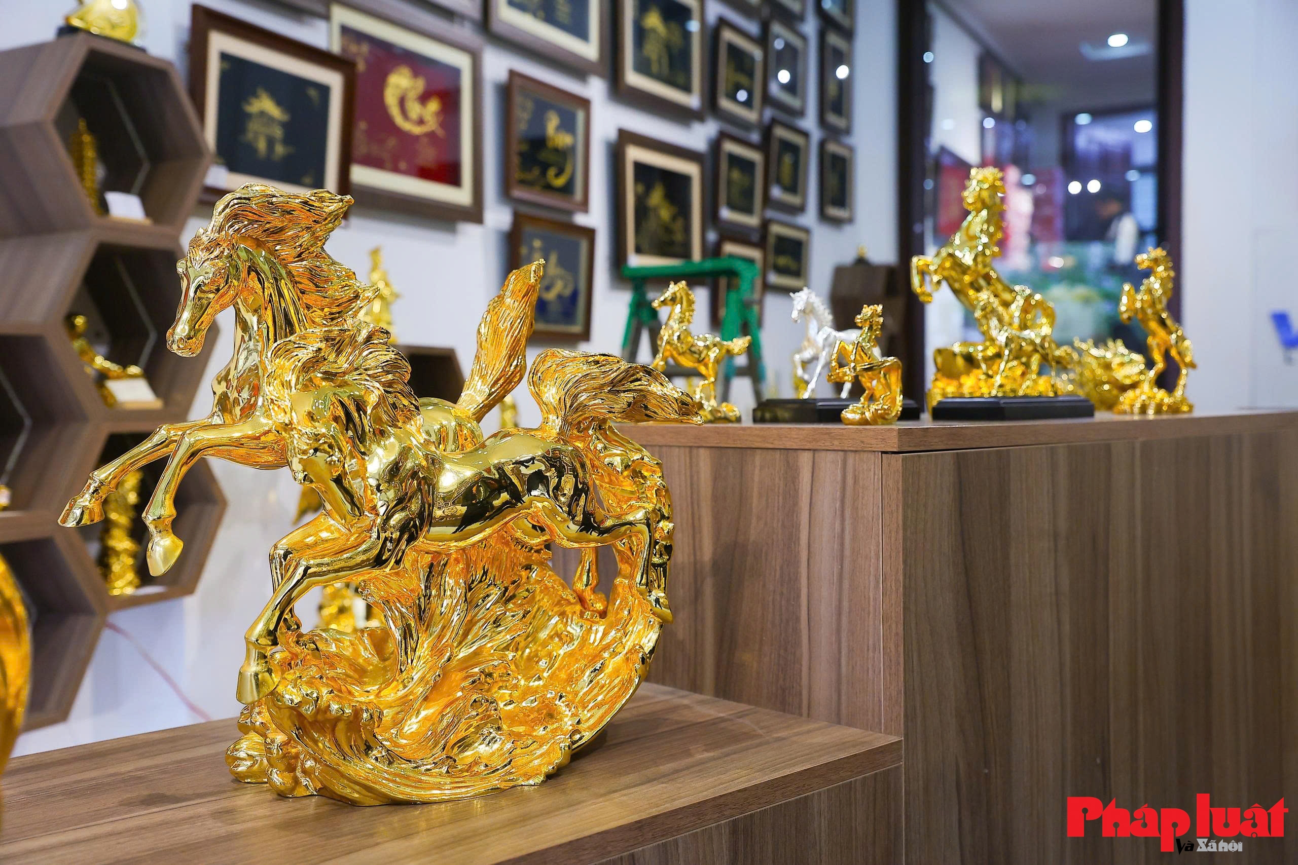 Cận cảnh linh vật ngựa mạ vàng 24K hút khách dịp Tết Bính Ngọ