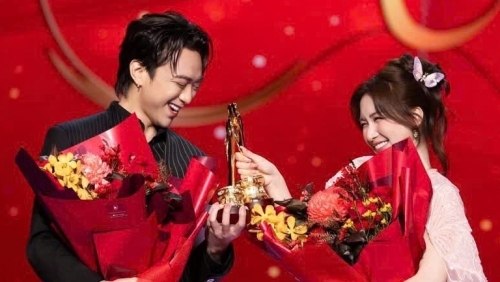 Hòa Minzy nhận "cơn mưa" giải thưởng tại Mai Vàng 2025