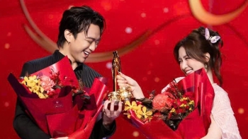 Hòa Minzy nhận "cơn mưa" giải thưởng tại Mai Vàng 2025