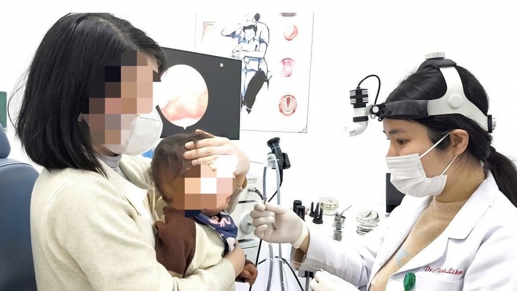 Phát hiện dị vật nguy hiểm trong họng bé trai 1 tuổi khi vệ sinh miệng