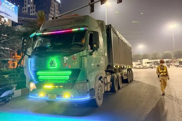 Xử lý xe tải “độ” đèn, bấm còi hơi náo loạn đường phố