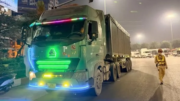 Xử lý xe tải “độ” đèn, bấm còi hơi náo loạn đường phố