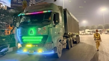 Xử lý xe tải “độ” đèn, bấm còi hơi náo loạn đường phố