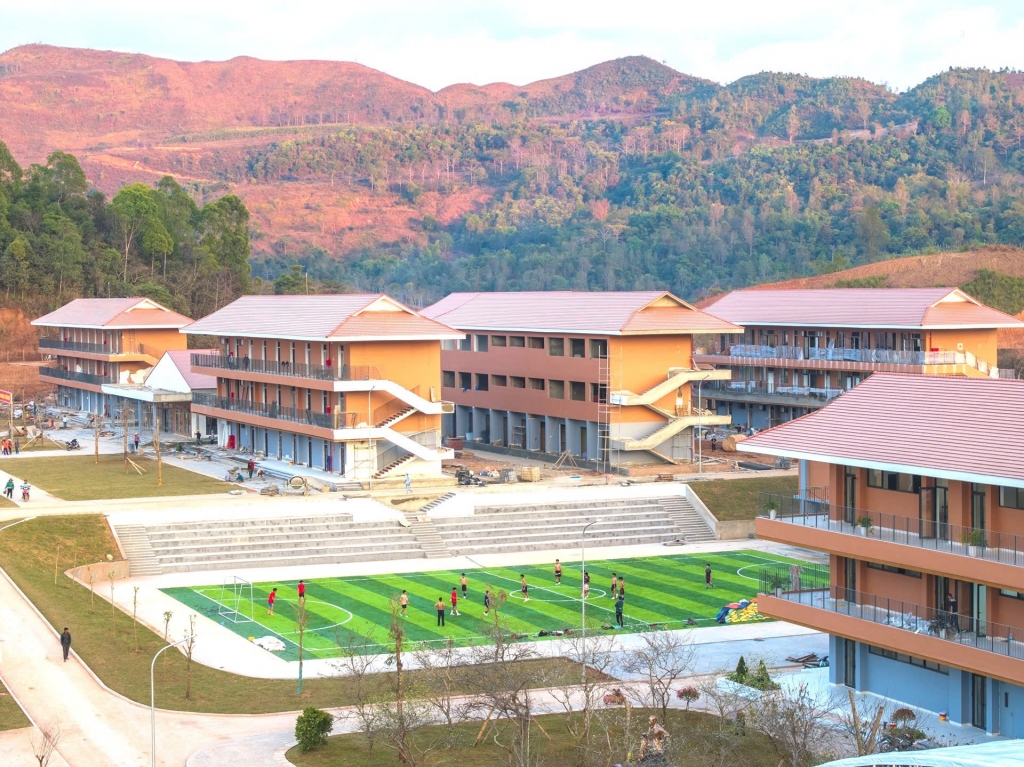 Máy tính bảng, nhạc cụ dân tộc… và ngôi trường “5 sao” hiện đại vùng biên giới Điện Biên Máy tính bảng, nhạc cụ dân tộc… và ngôi trường “5 sao” hiện đại vùng biên giới Điện Biên