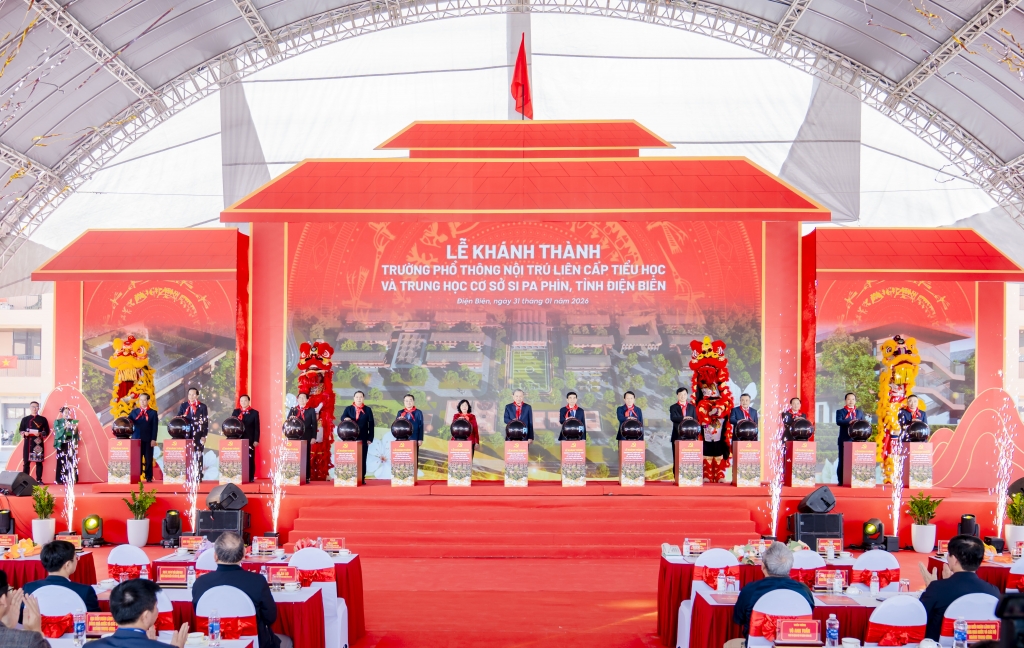 Tổng Bí thư Tô Lâm và Đoàn công tác của Trung ương thực hiện nghi thức khánh thành Trường Phổ thông Nội trú liên cấp Tiểu học và THCS Si Pa Phìn. Ảnh: Ánh Dương