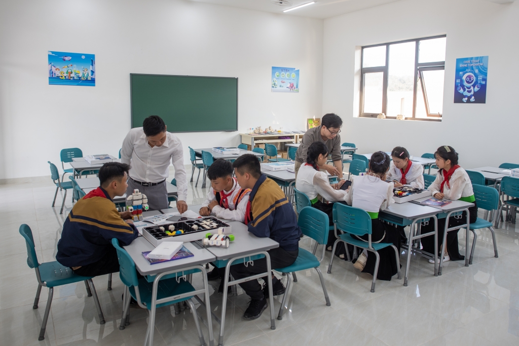 Học sinh được trang bị thông hệ thống phòng học đa chức năng hiện đại, khơi gợi cảm hứng học tập. (Ảnh: Việt Linh) Học sinh được trang bị thông hệ thống phòng học đa chức năng hiện đại, khơi gợi cảm hứng học tập. (Ảnh: Việt Linh)