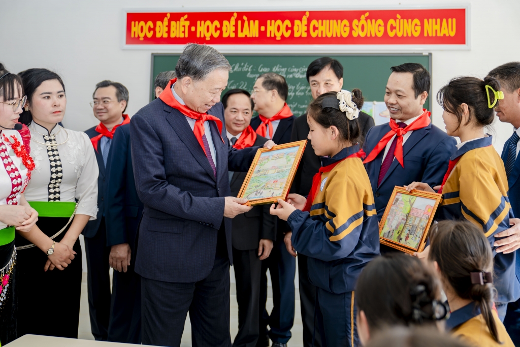 Tổng Bí thư Tô Lâm thăm lớp học, động viên thầy và trò trường liên cấp Si Pa Phìn. Ảnh: Ánh Dương