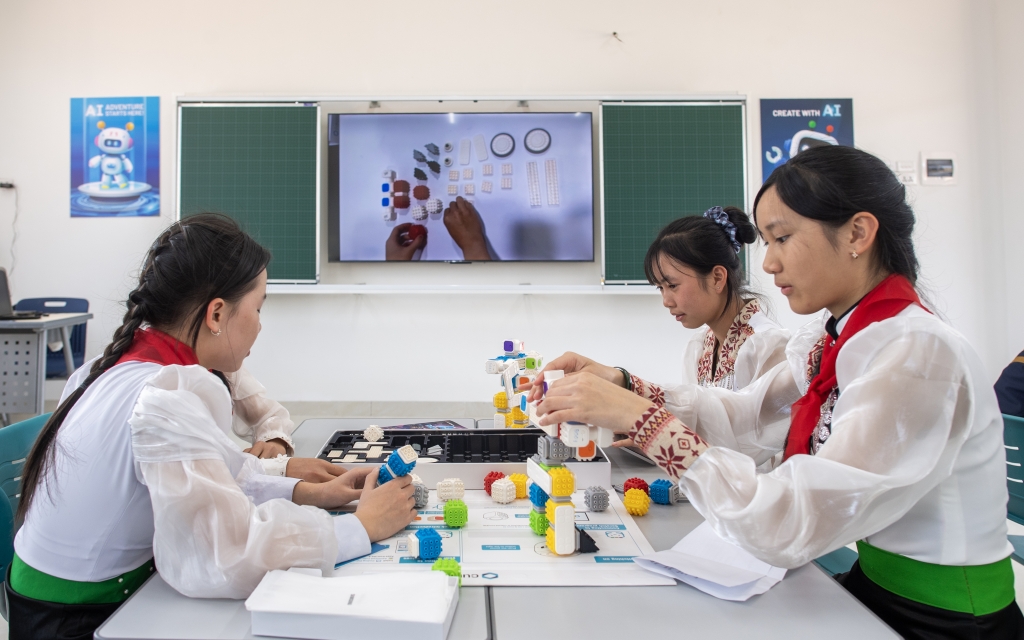 Không gian phòng đa năng được thiết kế linh hoạt, trang bị bảng thông minh, máy tính bảng hiện đại,…phục vụ các môn khoa học – công nghệ, tạo điều kiện để học sinh thực hành ngay trong giờ học, hỗ trợ trực quan cho việc giảng dạy của giáo viên. (Ảnh: Việt Linh) Không gian phòng đa năng được thiết kế linh hoạt, trang bị bảng thông minh, máy tính bảng hiện đại,…phục vụ các môn khoa học – công nghệ, tạo điều kiện để học sinh thực hành ngay trong giờ học, hỗ trợ trực quan cho việc giảng dạy của giáo viên. (Ảnh: Việt Linh)