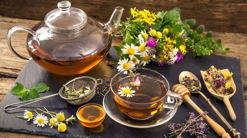 Pha trà thảo mộc 5 vị giúp thải độc, kích thích mọc tóc từ gốc