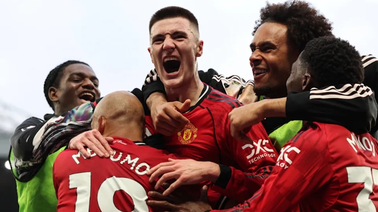 Man Utd 3-2 Fulham: Chuyến tàu lượn cảm xúc ở Old Trafford