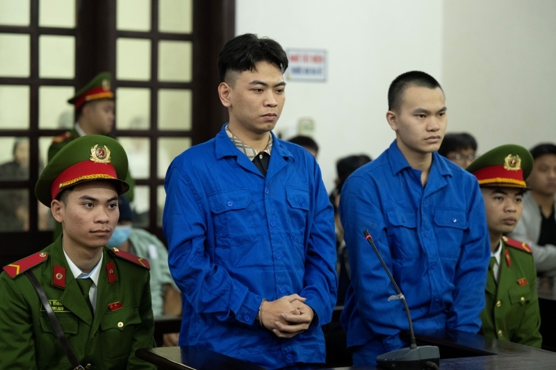 Hai bị cáo tại tòa.