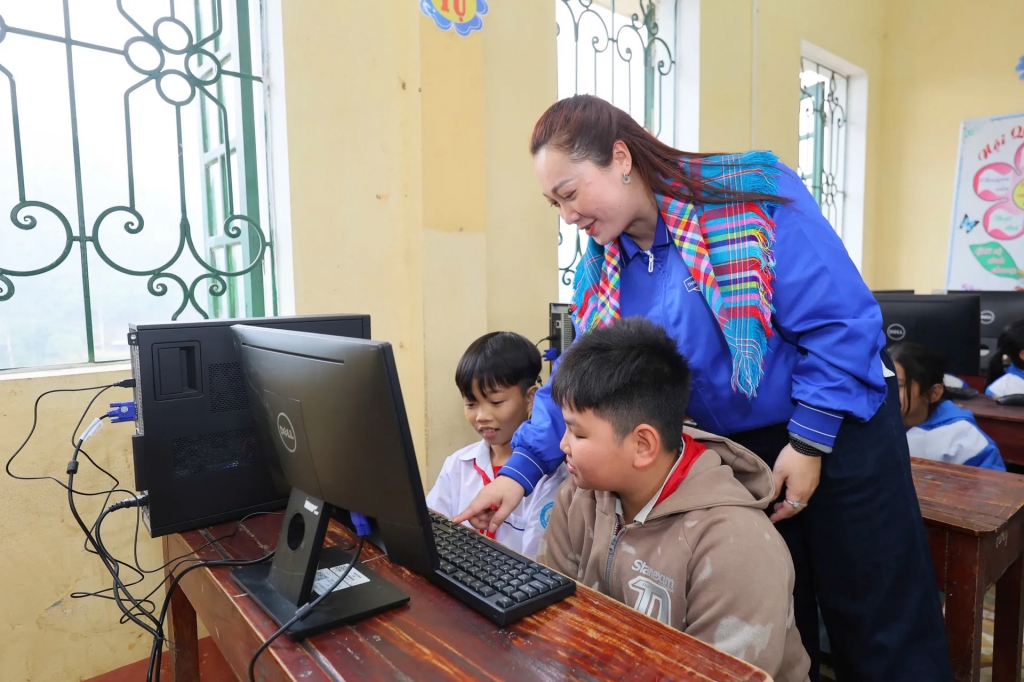 Công trình “Máy tính cho em” góp phần mang tri thức số đến với học sinh vùng cao Lào Cai. Ảnh T.P Công trình “Máy tính cho em” góp phần mang tri thức số đến với học sinh vùng cao Lào Cai. Ảnh T.P