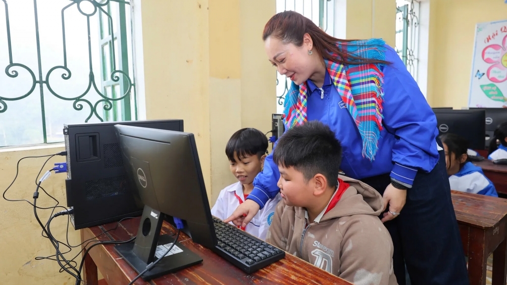 Mang Tết yêu thương đến với người dân vùng cao