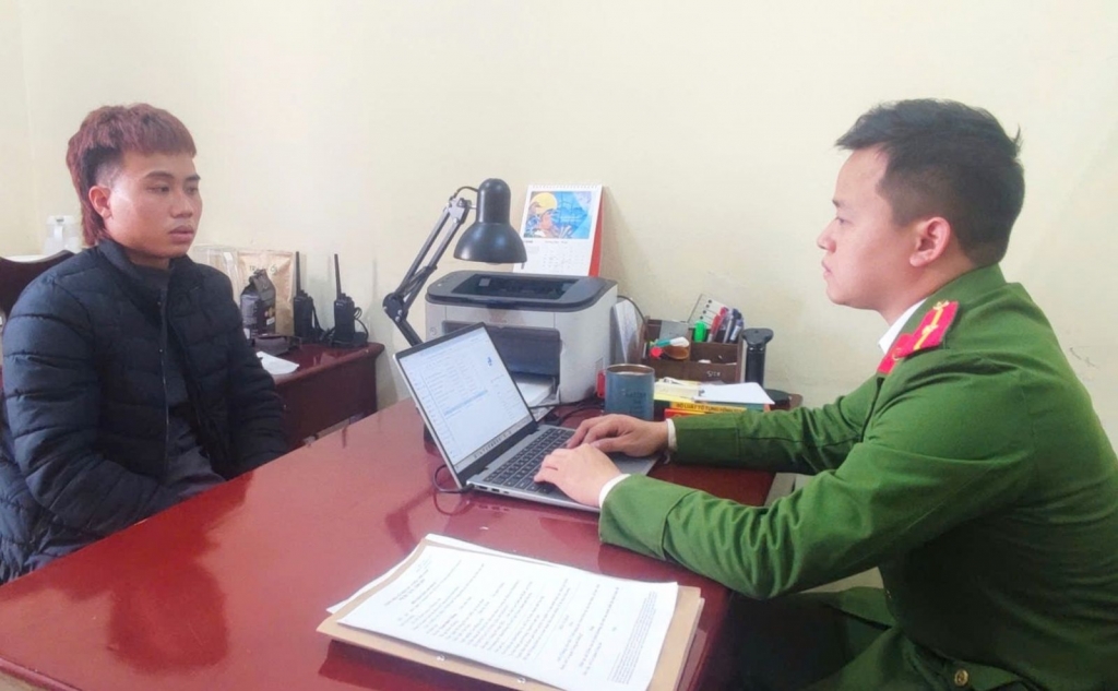 Cán bộ Công an phường Hà Nam làm việc với đối tượng Trần Đình Thắng. Ảnh: CQCA Cán bộ Công an phường Hà Nam làm việc với đối tượng Trần Đình Thắng. Ảnh: CQCA