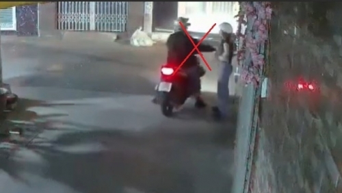 Sàm sỡ cô gái trẻ giữa đường, gã “biến thái” nhanh chóng lên đồn Công an