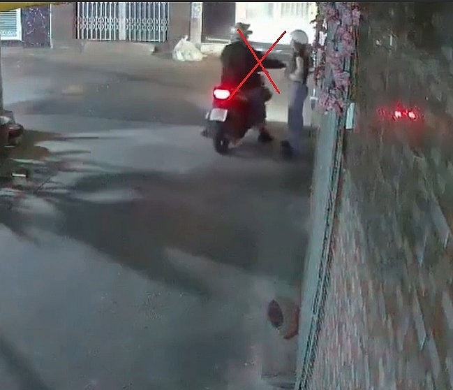 Sàm sỡ cô gái trẻ giữa đường, gã “biến thái” nhanh chóng lên đồn Công an