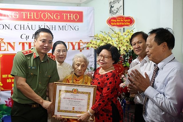 Phát huy truyền thống “uống nước nhớ nguồn Phát huy truyền thống “uống nước nhớ nguồn