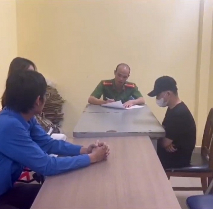 Sàm sỡ cô gái trẻ giữa đường, gã “biến thái” nhanh chóng lên đồn Công an