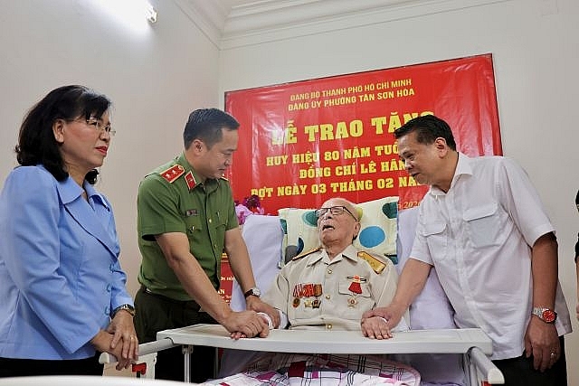 Phát huy truyền thống “uống nước nhớ nguồn Phát huy truyền thống “uống nước nhớ nguồn