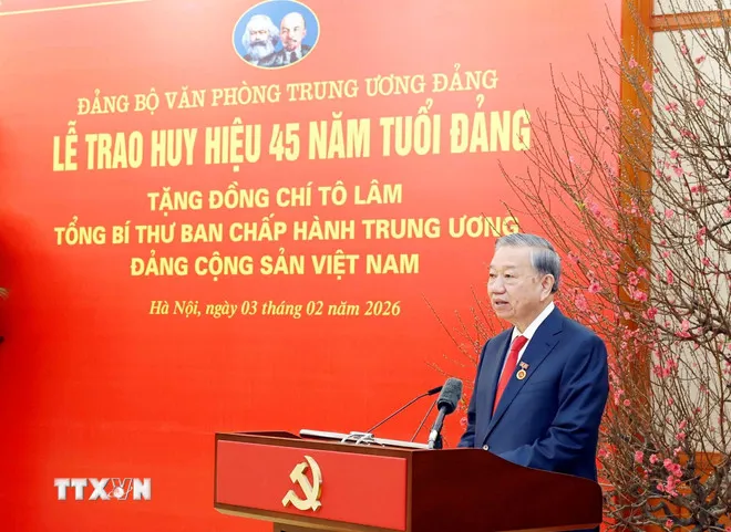 Trao Huy hiệu 45 năm tuổi Đảng tặng Tổng Bí thư Tô Lâm